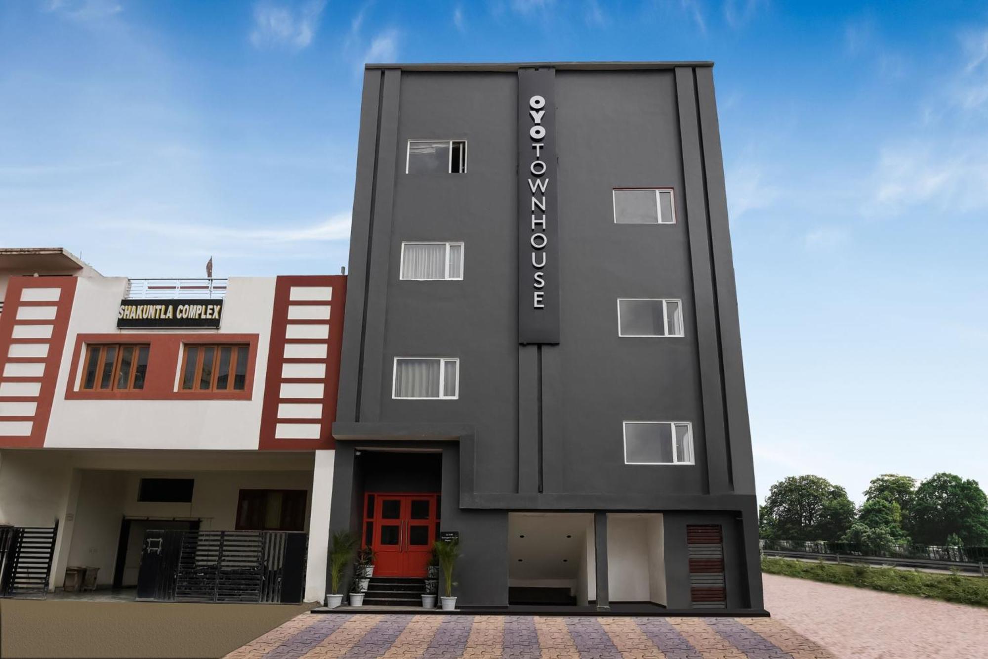 Отель Townhouse The Awadh Airport Near Chaudhary Charan Singh International Airport Bijnaur Экстерьер фото